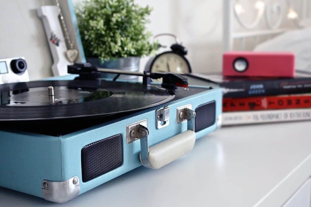 Best Record Players Australia For 2022 (Reviews + Ratings)